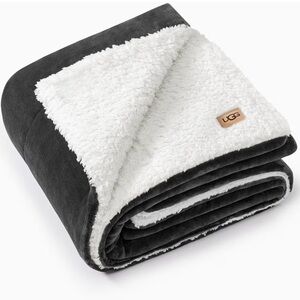UGG Black and White Sherpa Throw Blanket NWT